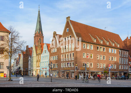 Lüneburg, Deutschland - November 06, 2018: Straße mit mittelalterlichen alten Backsteinbauten in Lüneburg Stockfoto