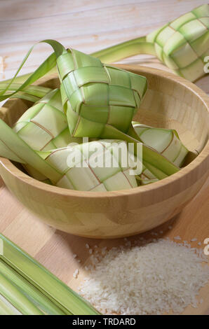 Ketupat, Reiskuchen, in Rautenform Tasche aus gewebten Kokosblättern Stockfoto
