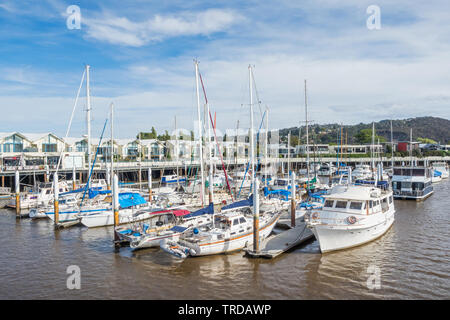 Tasmanien, Australien - 15. FEBRUAR 2019: Sportboote in der North Esk River bei Launceston Seaport in Tasmanien, Australien. Stockfoto