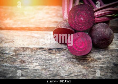 Rote-bete-Schicht-/Frische rote Rüben Wurzeln auf Holz- Hintergrund Stockfoto