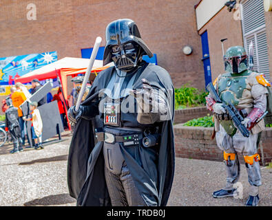 Great Yarmouth Comicon 2019 - eine Nahaufnahme Porträt des Menschen als Darth Vader, Storm Trooper im Hintergrund, vor dem Eingang zu. Stockfoto