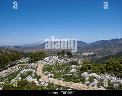 Nach unten das Tal der kleinen Gemeinde von El Burgo, hoch oben in der Sierra de las Nieves Naturpark aus der del Guarda Forestal Viewpoint, Sp Stockfoto