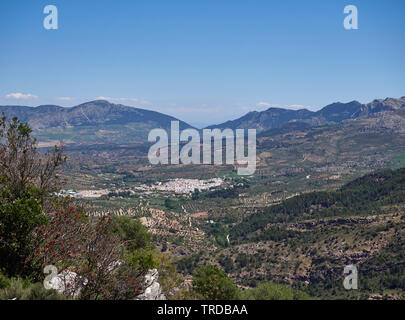 El Burgo Stadt, von einem Aussichtspunkt hoch oben in der Sierra de las Nieves National Park, unter den Olivenhainen im Tal. Spanien Stockfoto