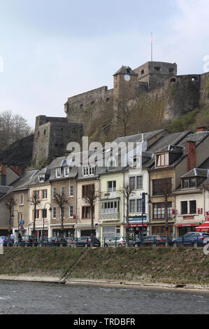 BOUILLON, Belgien, 7. APRIL 2019: Blick auf die Stadt und die Hügel Schloss von Bouillon in der Provinz Luxemburg, Belgien. Stockfoto