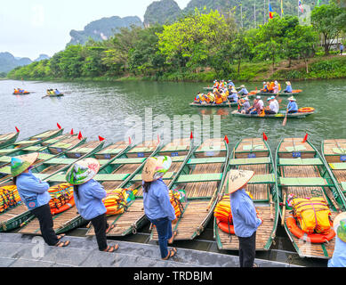 Touristen verlassen Marina travel zu besuchen Ökotourismus die natürliche Landschaft in einem kleinen Boot auf dem Fluss