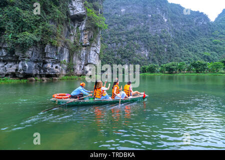 Touristen verlassen Marina travel zu besuchen Ökotourismus die natürliche Landschaft in einem kleinen Boot auf dem Fluss
