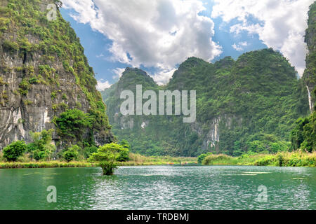 Die malerische Landschaft von Kalkstein Berge bei Tam Coc National Park. Tam Coc ist ein beliebtes Reiseziel in Ninh Binh, Vietnam. Stockfoto