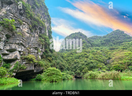 Die malerische Landschaft von Kalkstein Berge bei Tam Coc National Park. Tam Coc ist ein beliebtes Reiseziel in Ninh Binh, Vietnam. Stockfoto