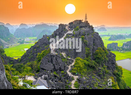 Mua Cave mountain Aussichtspunkt, atemberaubenden Blick auf Tam Coc mit Gebirge, Reisfelder. Es ist wie die Große Mauer Stockfoto