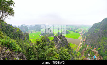 Mua Cave mountain Aussichtspunkt, atemberaubenden Blick auf Tam Coc mit Gebirge, Reisfelder. Es ist wie die Große Mauer Stockfoto