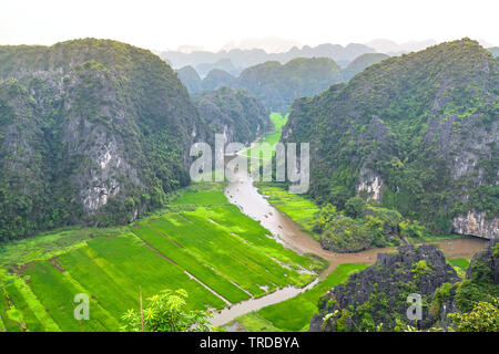 Mua Cave mountain Aussichtspunkt, atemberaubenden Blick auf Tam Coc mit Gebirge, Reisfelder. Es ist wie die Große Mauer Stockfoto