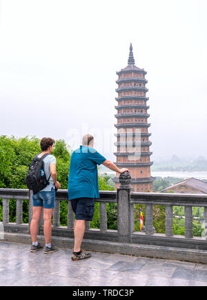 Ausländische Touristen Paar besuchen Bai Dinh Tempel Komplex eine Der biggiest und größten Tempel in Südostasien Stockfoto