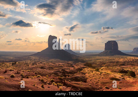 Schönen Sonnenaufgang im Monument Valley, Arizona - Utah, USA. Stockfoto