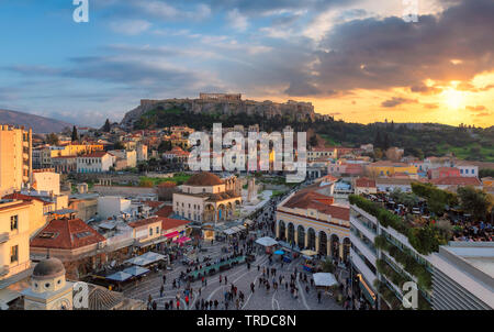 Die Altstadt von Athen, Griechenland, mit Blick auf die Akropolis, Parthenon Tempel bei Sonnenuntergang Stockfoto