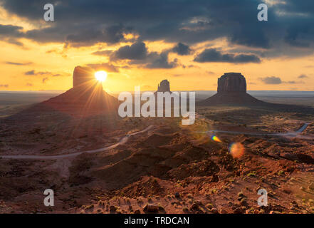 Schönen Sonnenaufgang im Monument Valley, Arizona - Utah, USA. Stockfoto