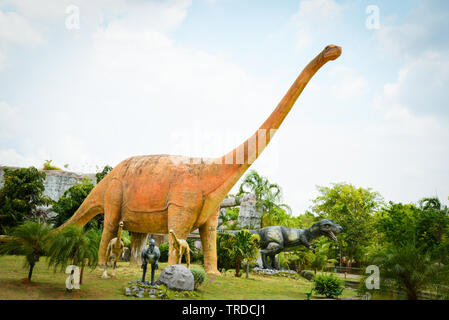 Khon Kaen, Thailand, 13. Mai 2018: Dinosaur Park/verschiedene Arten Dinosaurier Statue im Palm Tree Garde Stockfoto