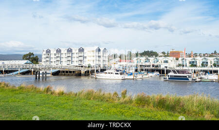 Tasmanien, Australien - 15. FEBRUAR 2019: Sportboote in der North Esk River bei Launceston Seaport in Tasmanien, Australien. Stockfoto