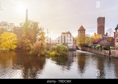 Ratsmuhle oder alte Wassermühle und Wasserturm oder Wasserturm am Fluss Ilmenau am Morgen in Lüneburg. Deutschland Stockfoto