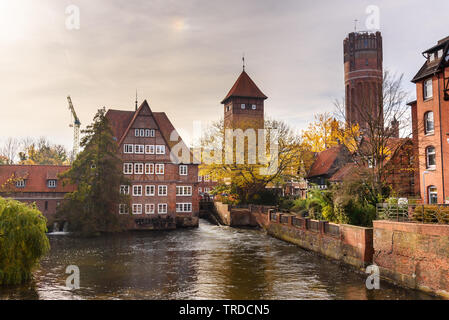 Ratsmuhle oder alte Wassermühle und Wasserturm oder Wasserturm am Fluss Ilmenau am Morgen in Lüneburg. Deutschland Stockfoto