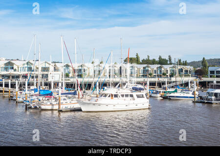 Tasmanien, Australien - 15. FEBRUAR 2019: Sportboote in der North Esk River bei Launceston Seaport in Tasmanien, Australien. Stockfoto