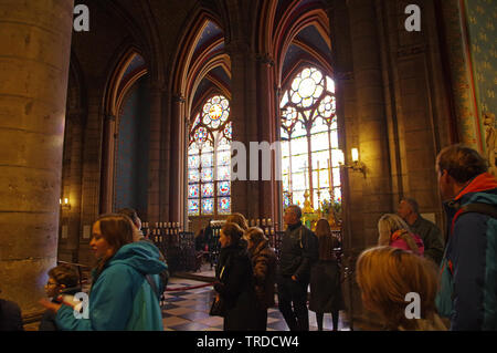 PARIS, Frankreich, 27. Oktober 2018: Menschen unter Glasfenster in der berühmten Notre Dame de Paris, gotische Innenraum der Kathedrale Beispiel von Ray Stockfoto
