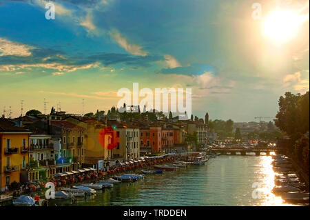 Promenade am Abend, Italien, Gardasee, Peschiera del Garda Stockfoto