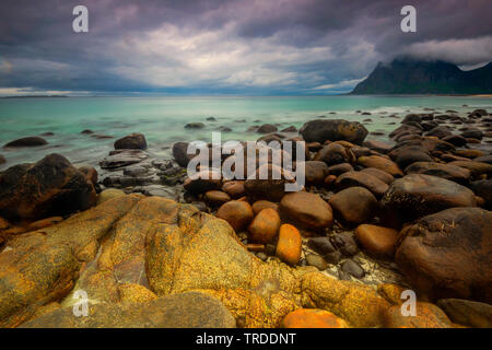 Uttakleiv Strand in der Dämmerung, Norwegen, Lofoten, Utakleiv Stockfoto