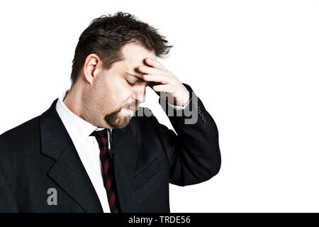 Portrait eines bärtigen Geschäftsmann mit nachdenklichen Ausdruck und geschlossenen Augen hielt seine Hand auf seine Stirn Stockfoto