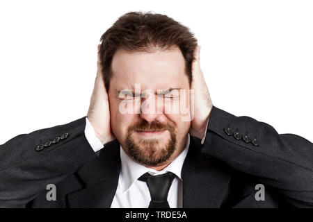 Portrait eines bärtigen Geschäftsmann mit geschlossenen Augen, seine Ohren Abschalten mit seinen Händen Stockfoto