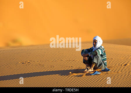 Berber in der Wüste Sand sitzen, Marokko, Merzouga, Erg Chebbi Stockfoto