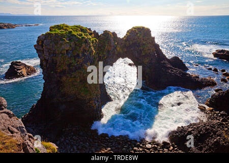 Gatklettur Arch Rock, Island, Vesturland, Snaefellsnes, Arnastapi Stockfoto