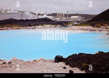 See im Lavafeld Illahraun in der Nähe der Blauen Lagune und Erdwärmekraftwerk Svartsengi, Island, Halbinsel Reykjanes Stockfoto