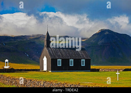 Schwarze hölzerne Kirche von Budir, Island, Vesturland, Snaefellsnes, Budir Stockfoto