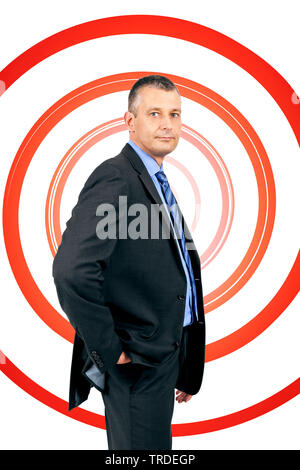 Seite Portrait von einem Geschäftsmann in einem grauen Anzug mit Händen in den Hosentaschen gegen rote Kreise im Hintergrund Stockfoto