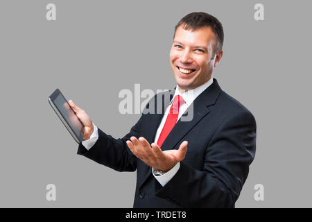 Porträt eines sympathischen Geschäftsmann in einem schwarzen Anzug mit einem Tablett in den Händen Stockfoto