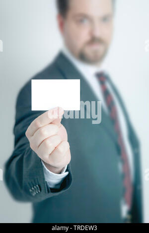 Porträt eines Kaufmanns Holding eine Leere Visitenkarte in der Hand Stockfoto