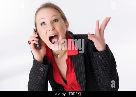 Portrait einer jungen sympathischen Business Frau mit einem weiten, offenen Monat telefonieren mit einem Mobiltelefon Stockfoto