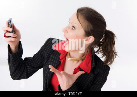 Portrait einer jungen sympathischen Business Frau mit einem weiten, offenen Monat auf Ihr Handy Stockfoto