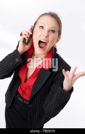 Portrait einer jungen sympathischen Business Frau mit einem weiten, offenen Monat telefonieren mit einem Mobiltelefon Stockfoto