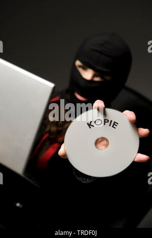 Porträt eines Business Frau bekleidet Skischablone holding Laptop und CD-Beschriftung, WEICHPLASTIK (Kopie)/Computerkriminalität Stockfoto