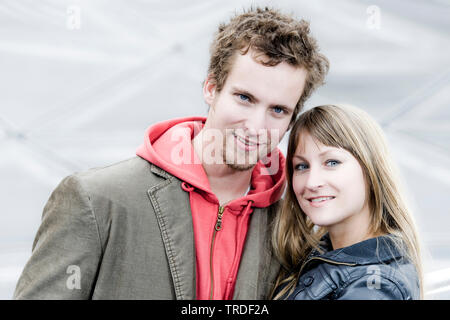 Porträt eines jungen Paares in unmittelbarer Nähe zueinander und liebevoll auf der Suche im Freien Stockfoto