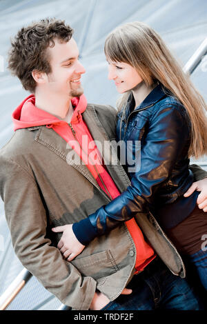 Porträt eines jungen Paares Holding und lächelnd an einander im Freien Stockfoto