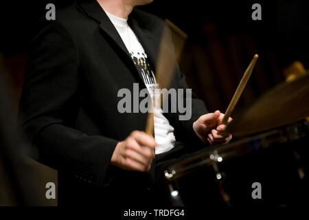 Musikinstrument - Schlagzeuger spielen in einen Konzertsaal Stockfoto