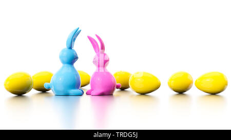 Ester Karte - Zwei dreidimensionale Osterhasen in verschiedenen Farben gegen gelbe Ostereier Stockfoto