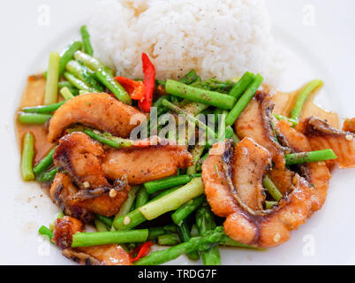 Knusprig gebratenen Fisch und Spargel gekochter Reis auf dem Teller rühren Stockfoto