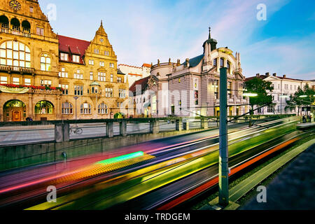 Licht Titel der vorbeifahrenden U-Bahnen vor dem alten Rathaus und der Stadt Theater, Deutschland, Nordrhein-Westfalen, Ostwestfalen, Bielefeld Stockfoto