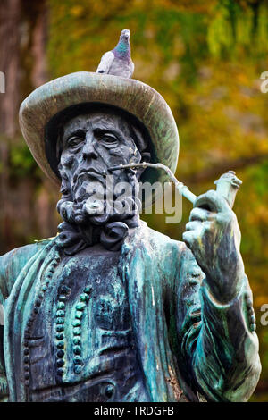 Bettwäsche weaver Memorial im Herbst mit auf den Hut Taube, Deutschland, Nordrhein-Westfalen, Ostwestfalen, Bielefeld Stockfoto