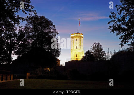 Burg Sparrenberg am Abend beleuchtet, Deutschland, Nordrhein-Westfalen, Ostwestfalen, Bielefeld Stockfoto