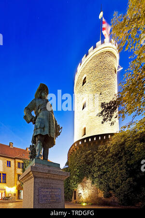 Beleuchtete Burg Sparrenberg und Statue des Kurfürsten Friedrich Wilhelm in den Abend, Deutschland, Nordrhein-Westfalen, Ostwestfalen, Bielefeld Stockfoto