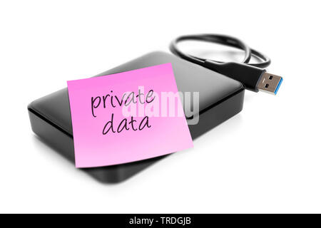 3D-Computergrafik, externe USB-Festplatte mit pinkem Klebezettel ohne durchgestrichenen Text PRIVATE DATEN Stockfoto